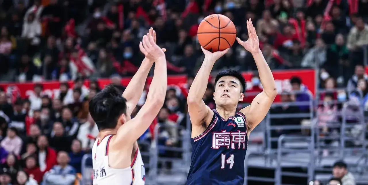 关于加时末段CBA季后赛焦点战，广东宏远完成体检，媒体盛赞，更衣室氛围转暖的信息